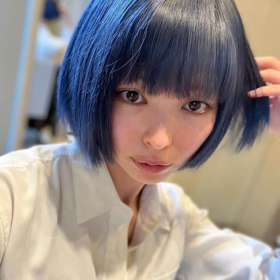 胡桃沢まひるさんのインスタグラム写真 - (胡桃沢まひるInstagram)「もがさん( @mogatanpe )がパーソナルカラー診断に来てくれました♡  久しぶりにお会いしたのにお話弾んでお仕事なのにとっても楽しんじゃいました☺️ お肌がすっぴんなのにツヤッツヤでスキンケアを聞きたいくらいだった…🥺 信じられない美肌…✨  もがさんのスペックは 「ブルベ冬」 16タイプではvivid winterさん⛄️ パッキリとした鮮やかな青みのお色が得意で、黄味を感じるドレープで黄ぐすみを感じるタイプでした。 お顔立ちがシャープで綺麗なお顔なのでとっても鮮やかなお色がマッチしてました🫶🏻  パーソナルカラー診断では、コスメの色味・質感・髪色・カラコンの色など沢山の指標が出るので、「自分のにあう」を知りたい方にはとてもおすすめです👼🏻  #パーソナルカラー #パーソナルカラー診断 #パーソナルカラー診断東京 #ブルベ冬 #vividwinter #ビビッドウィンター #ブルベ #イエベ #4タイプパーソナルカラー #4タイプパーソナルカラー診断 #16タイプパーソナルカラー診断 #最上もが #instalike #insagood #followforfollowback #follwme #japan #japanese #cosplay #cosplaygirl #cosplayer #japanesegirl #4llowme」5月27日 23時00分 - mahiru104