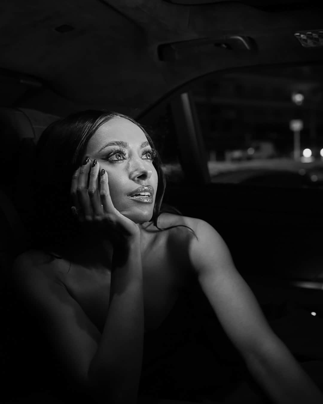 BMWさんのインスタグラム写真 - (BMWInstagram)「Illuminated by a CALMing glow ✨ Pure joy in the back of THE i7 M70, captured by @gregwilliamsphotography.   #THECALM #THEi7M70 #ThisIsForwardism #festivaldecannes @emilio_sakraya_ @katgraham @abbeycowen @altonmason  __ BMW i7 M70 xDrive: Combined power consumption: 23.8–20.8 kWh/100 km. Combined CO2 emissions: 0 g/km. Electric range: 488–560 kilometers. All data according to WLTP. Further info: www.bmw.com/disclaimer」5月27日 23時00分 - bmw