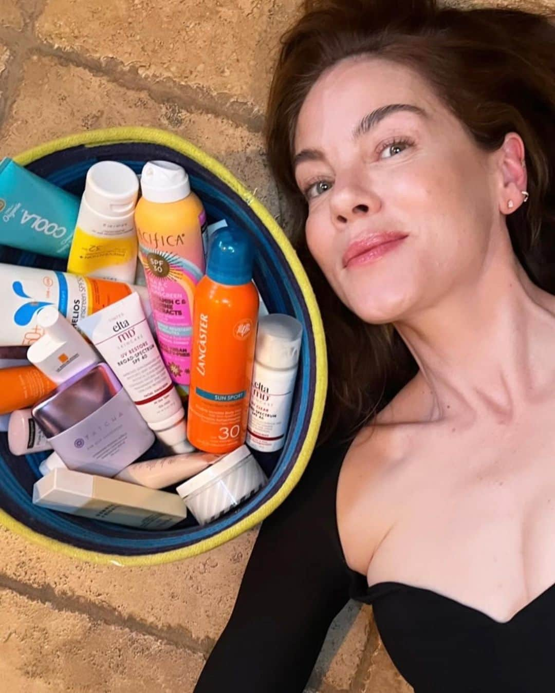 ミシェル・モナハンさんのインスタグラム写真 - (ミシェル・モナハンInstagram)「Celebrating #NationalSunscreenDay with @michellemonaghan and her “bucket of SPF.” Stay tuned next week for our June cover interview with the star, who is on a mission to talk sun-safety after a melanoma scare.⁠ ⁠ Head to the link in bio where we share a full list of sunscreens celebrities can't get enough of!⁠ ⁠ #michellemonaghan #spf #spf50 #spf30 ⁠#sunprotection #sunscreen #melanoma #skincancer⁠ #skintips #healthyskin #mdw #memorialdayweekend」5月27日 23時00分 - michellemonaghan