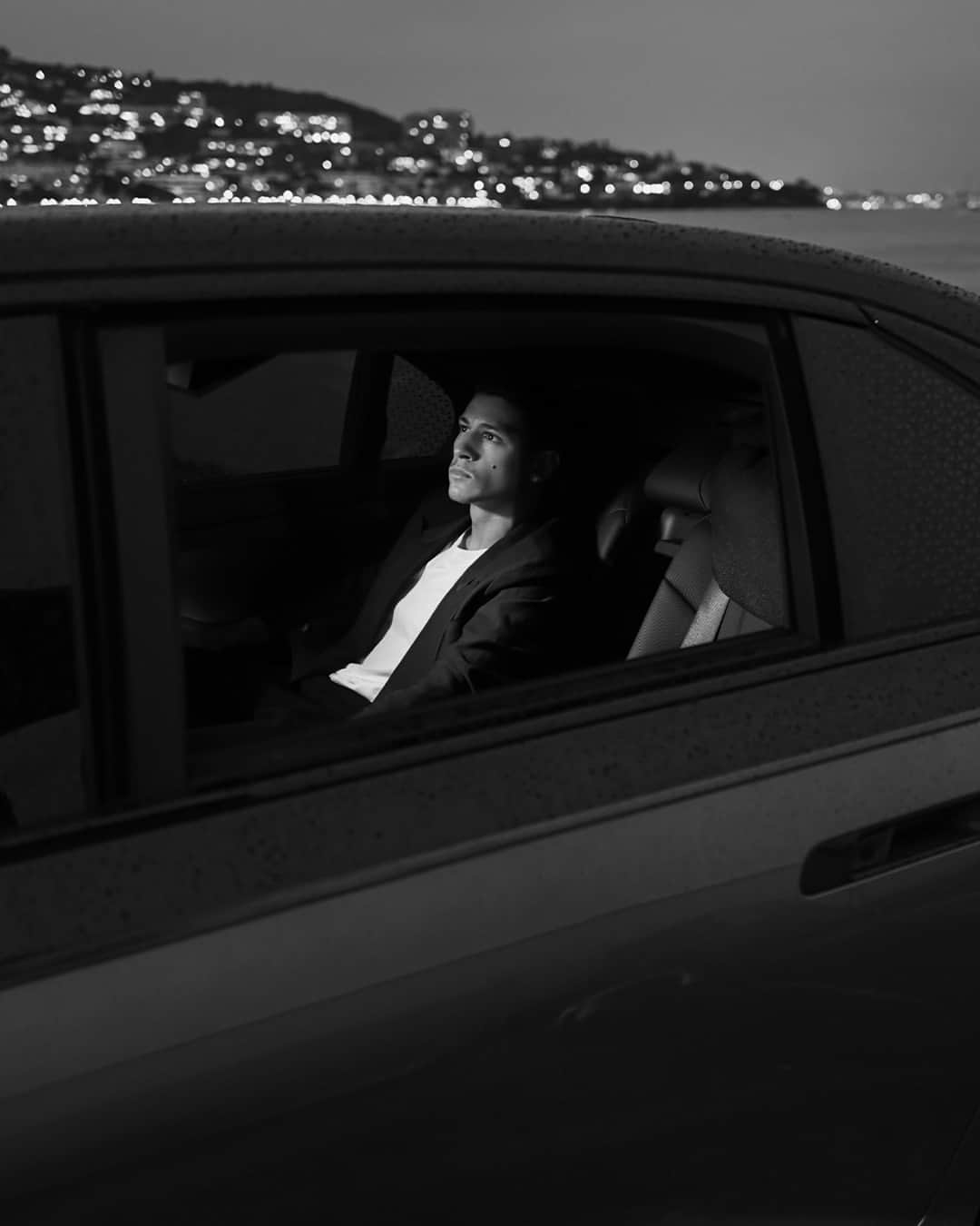 BMWのインスタグラム：「Illuminated by a CALMing glow ✨ Pure joy in the back of THE i7 M70, captured by @gregwilliamsphotography.   #THECALM #THEi7M70 #ThisIsForwardism #festivaldecannes @emilio_sakraya_ @katgraham @abbeycowen @altonmason  __ BMW i7 M70 xDrive: Combined power consumption: 23.8–20.8 kWh/100 km. Combined CO2 emissions: 0 g/km. Electric range: 488–560 kilometers. All data according to WLTP. Further info: www.bmw.com/disclaimer」
