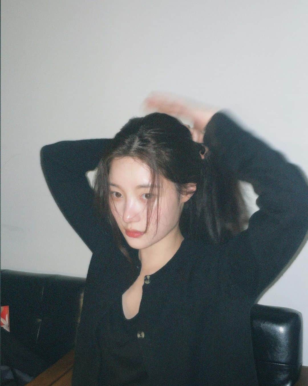 のインスタグラム：「조오금 지난사진들 🫣」