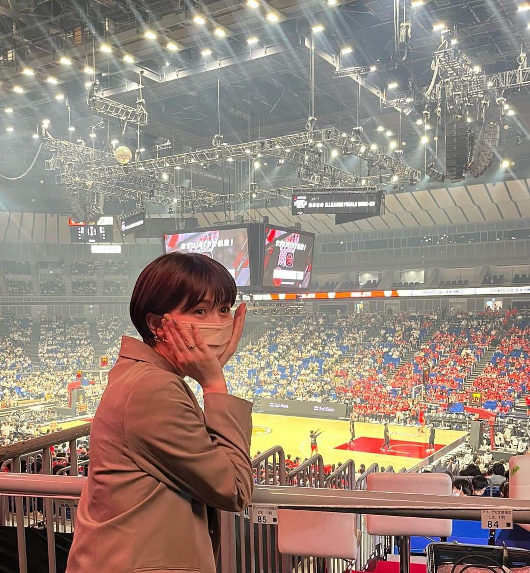 クリスティーナ菜波さんのインスタグラム写真 - (クリスティーナ菜波Instagram)「今日行われたBリーグファイナルGAME1、千葉ジェッツvs琉球ゴールデンキングスの試合にGoing!の取材で行って来ました👏🏻 今まで観た史上トップクラスの熱い展開でした😧なんとファイナル初のオーバータイムに収まらずWオーバータイムですよ！！ディフェンスもバチバチだし、身体を張ったルーズボールなど泥臭いプレーもたくさんあってとにかくファイナルにかける思いが選手1人1人から感じられる試合でした🥹 ちょっと語ってしまいましたが、今日23時55分〜のGoing!で取材の内容は放送されるのでぜひ観ていただいて、明日のGAME2も一緒に応援しましょう！🔥  #Bリーグ #チャンピオンシップ #ファイナル#バスケ #basketball #going  #菜波の観戦日記」5月27日 23時04分 - nanami10910