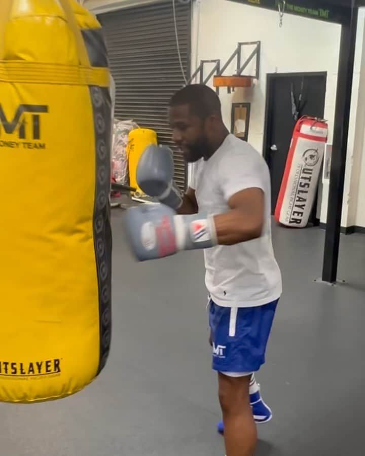 フロイド・メイウェザー・ジュニアのインスタグラム：「Late night gym work at Mayweather Boxing Club. Always keeping the tools sharp.」