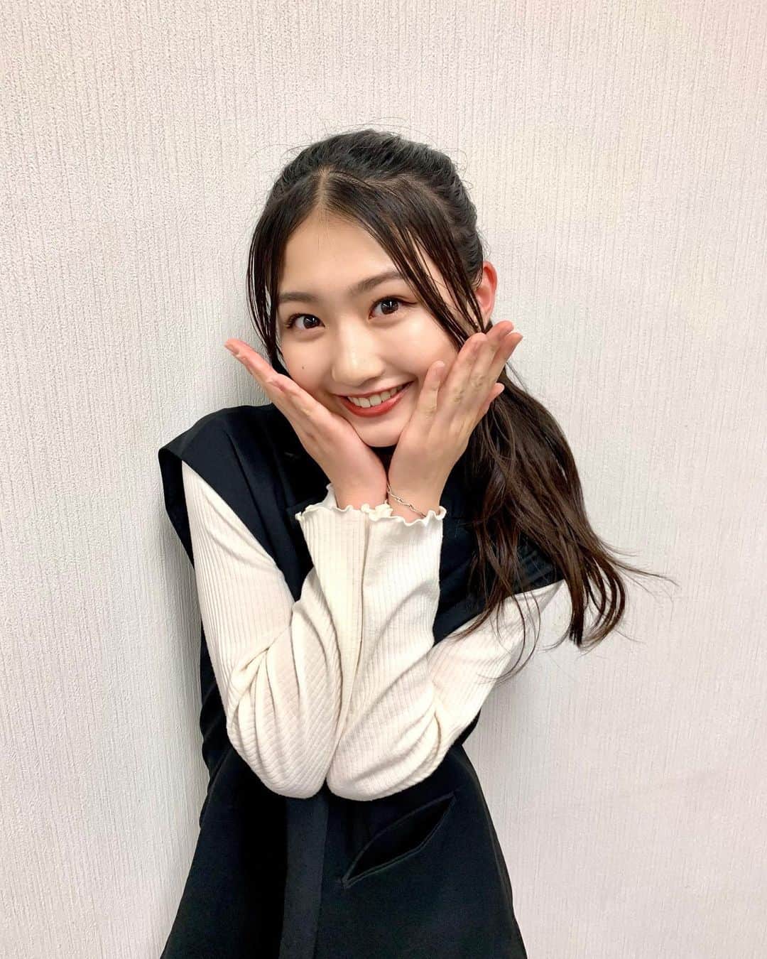 塩月希依音のインスタグラム：「🖤  セットアップの大人っぽさに合わせて アイラインもブラックに👀  パキッと大人っぽくして シャドウは抜け感で薄めにஜ  #大人コーデ #大人メイク#おとなかわいい #メイク#make #makeup #jk#ljk #05#05년생 #05line」