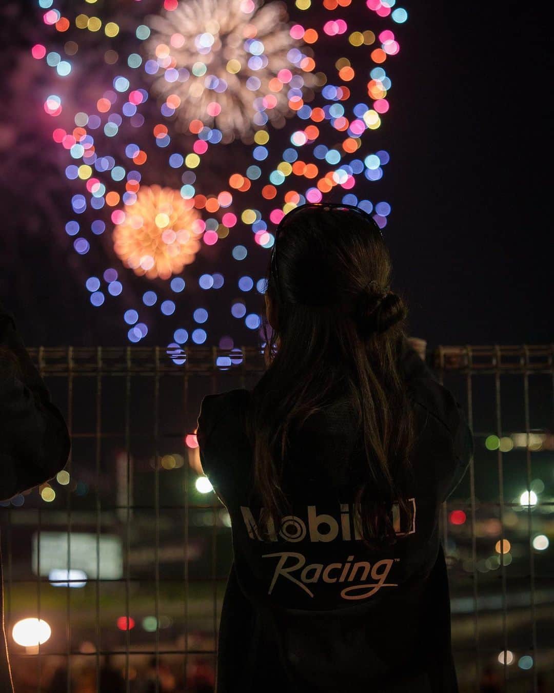 引地裕美のインスタグラム：「スーパー耐久 富士24時間🏎️🗻  4人目のカズキ選手が参戦した20号車はスタート進行から大盛況✨ 物販サイン会もスポンサーステージもみんないつもありがとう🖤 ゆうみんコールも聞こえて嬉しかった🫶🏻  明日は 10:05～ スポンサーステージ 12:50〜 物販サイン会です！  24時間の風物詩もしっかり満喫🎆 花火見れて嬉しかったなぁ🥰  最後まで表彰台目指して🏁 明日も20号車ナニワ電装TEAM IMPULの応援よろしくお願いします☝🏻🖤  #fuji24h #スーパー耐久 #s耐  #UMine #japanese #japanesegirl #일본 #costume #レースクイーン #rq #モータースポーツ #motorsports #mobil1 #mobil1レーシングサポーターズ #ナニワ電装 #teamimpul #nissan #フェアレディz #富士スピードウェイ」