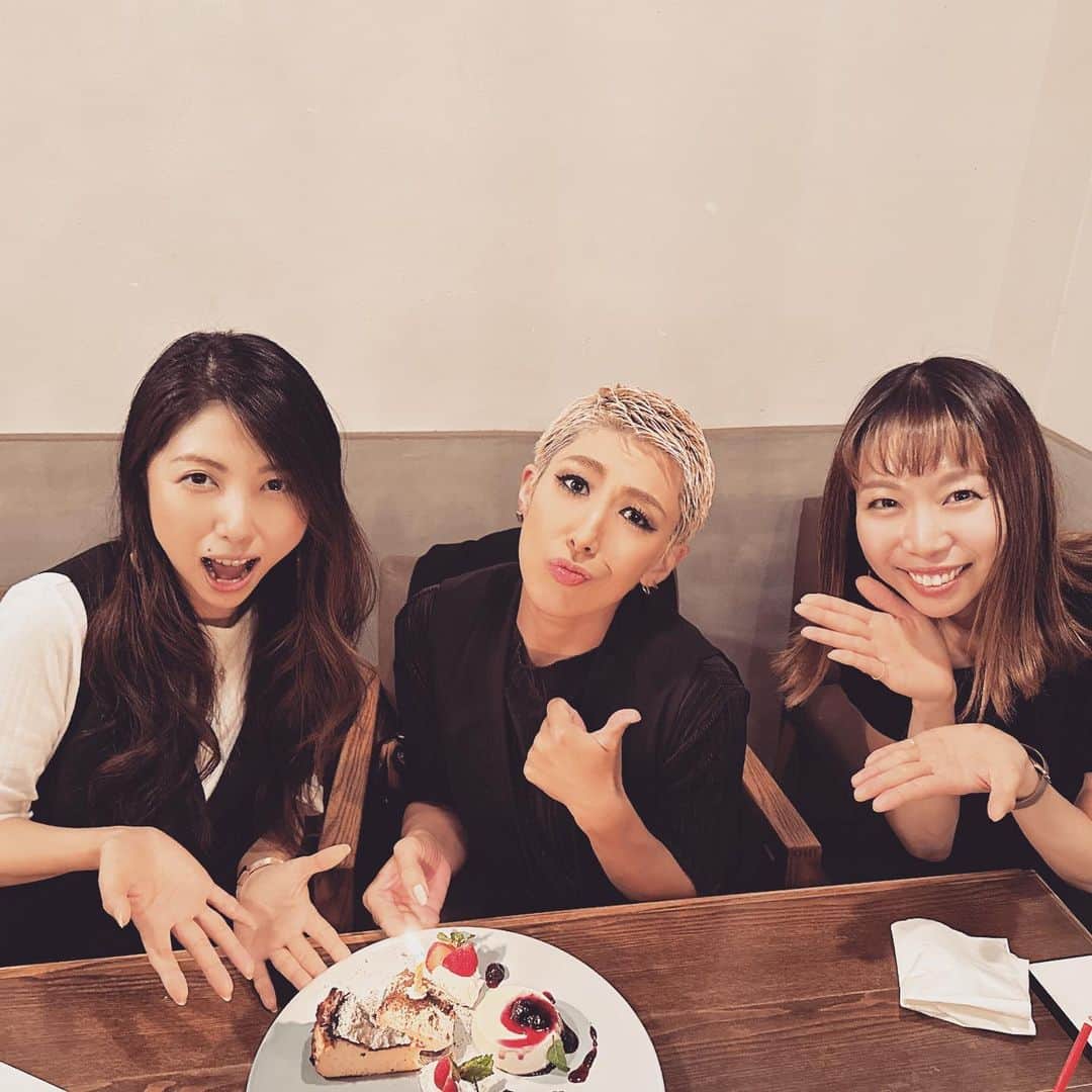 三ツ井裕美のインスタグラム：「幸せすぎたー🥰  久しぶりの再会でした。  久しぶりだけど、当時のままの変わらぬ空気感が懐かしくもありとても心地良かったです。  A.Lyssa Chiho  かつて同じ目標に向かって毎日一緒に過ごしていたお二人。  今はみんなそれぞれ方向は違うけど、自分の進むべき道で頑張ってます。  2人と出会ってなければ間違いなく今の私はいません。  これから先もずっと大切な人達☺️」
