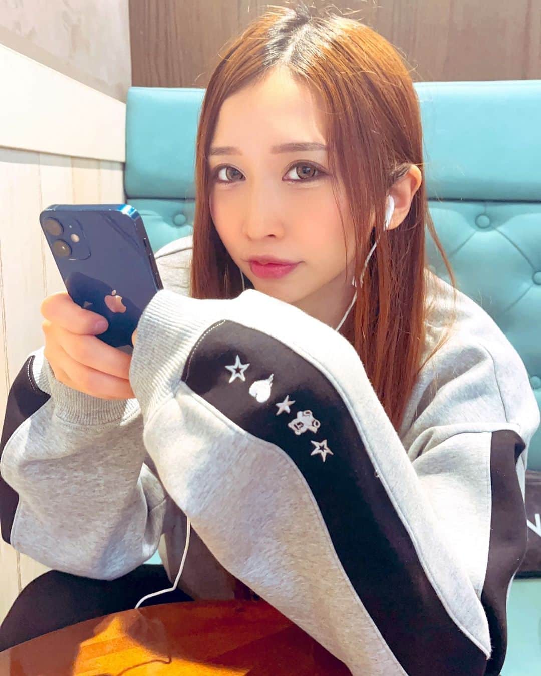 橘楓のインスタグラム：「. . . ちる🩵📱🎧🧸⭐️🩷」