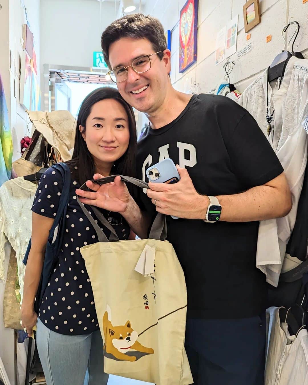 平井富子のインスタグラム：「Benさん、Mayaさんカップルがアンシャンテに、、  Benさんは、米国出身で日本在住。日本語が流暢で、何と漢字も、、すごーい〜  柴犬のフライヤーちゃんを飼っていて、フライヤーちゃんがよくする仕草、嫌です柴田さんトートバッグを気に入って頂きました。 可愛い♥  また、遊びに来てください～」
