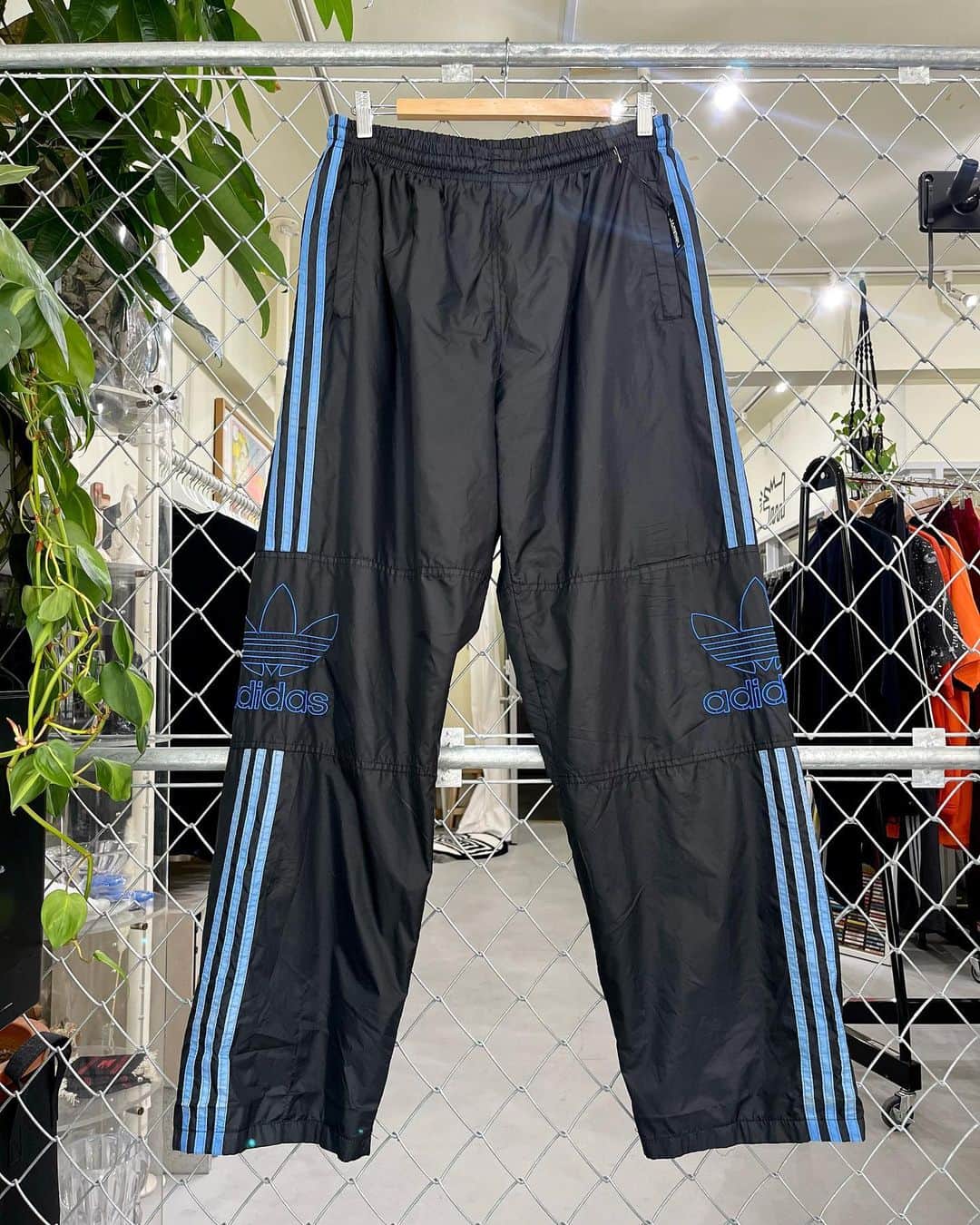ジャムルのインスタグラム：「adidas NYLON pants . OPEN 13:00-19:00 . #お問い合わせはお電話で承ります #jammru #osaka  #fashion  #streetstyle  #streetfashion  #vtg  #vintage  #used  #usedclothing  #古着 #古着屋 #ファッション #70s #80s #90s」