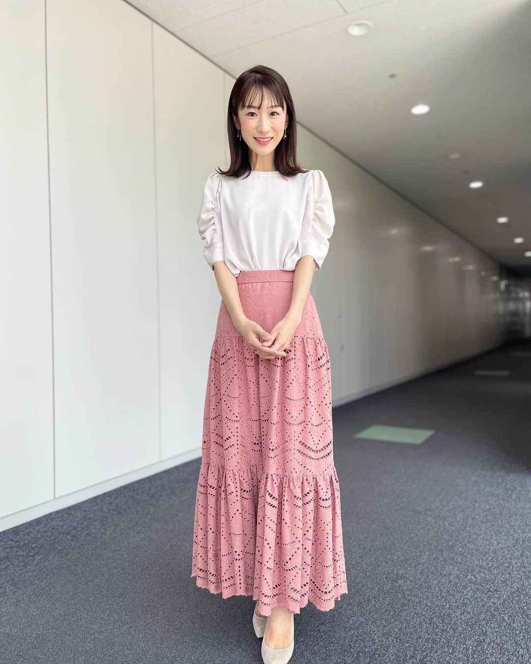 堂真理子さんのインスタグラム写真 - (堂真理子Instagram)「昨日の「ワイド！スクランブル」の衣装は、  ☆ブラウス… #stola ☆スカート… #lounie ☆アクセサリー… #starjewelry   でした👗✨  今日の東京は暑いですね☀️💦 洗濯物はよく乾きますー♪ 熱中症にはお気を付け下さい✨   #大下容子ワイドスクランブル #ワイドスクランブル #テレビ朝日 #ニュース #堂真理子 #アナウンサー #アナウンサー衣装 #番組衣装」5月27日 14時39分 - mariko_do