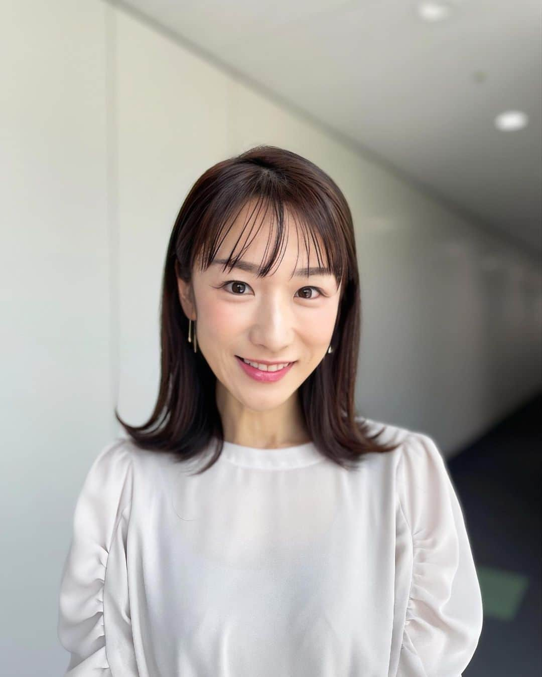 堂真理子さんのインスタグラム写真 - (堂真理子Instagram)「昨日の「ワイド！スクランブル」の衣装は、  ☆ブラウス… #stola ☆スカート… #lounie ☆アクセサリー… #starjewelry   でした👗✨  今日の東京は暑いですね☀️💦 洗濯物はよく乾きますー♪ 熱中症にはお気を付け下さい✨   #大下容子ワイドスクランブル #ワイドスクランブル #テレビ朝日 #ニュース #堂真理子 #アナウンサー #アナウンサー衣装 #番組衣装」5月27日 14時39分 - mariko_do