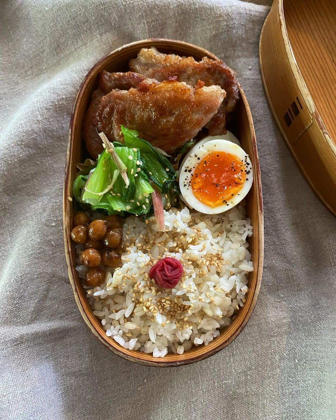 aomojiさんのインスタグラム写真 - (aomojiInstagram)「今日の弁当 近頃の弁当  鶏胸肉ポン酢焼き 青梗菜お浸しみょうが和え 半熟たまご ひよこ豆バルサミコ酢和え 玄米入りご飯  新じゃがいもと豚肉と生姜入り肉じゃが ほぐし鮭と昆布カツオ節のせ 玄米入りご飯  しゃぶしゃぶ肉と塩昆布和え 切り干し大根と蕪の葉炒り煮 だし巻き卵 玄米入りご飯  #弁当 #曲げわっぱ弁当 #曲げわっぱ #大館曲げわっぱ #大館工芸社 #サラメシ弁当 #家族弁当#暮らし#日々#obento #lunchtime #lunchbox #yummy #homemade #handmade #foodstagram #foodporn #cookgroup #life #aomojibento」5月27日 14時40分 - aomoji