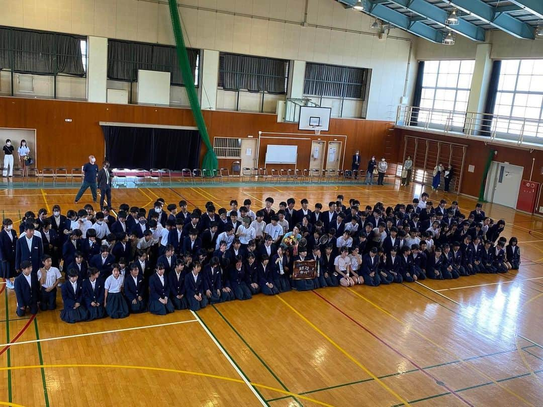 栗原文音さんのインスタグラム写真 - (栗原文音Instagram)「. 広島県世羅町立中学校で講演をさせていただきました。  世羅中学校が年に3回行っている特設授業 “まなびスペシャル”の4回目のゲストとして呼んでいただきました。 バドミントンを通してこれまでの経験や学んだこと。 夢・目標、怪我と闘いの日々などについて お話しさせていただきました。 最後には生徒さんと打ち合ったり、 スマッシュの速さを体感してもらいました🤣✌️  昼食は生徒さんが考えた唐揚げ弁当をいただきました🍱 梨を使った唐揚げソースに、梨のデザート💓 世羅町の素材を使った食材 愛がいっぱい詰まったお弁当は最高でした😍👏  生徒さんが手作りしたウェルカムボードに感激🥹 公演中も真剣な眼差しで聞いてくれ、 体験時間は元気いっぱいに率先して参加してくれるなど 本当に心温まる時間を過ごすことができました！  なかなか体験する機会がない講演に 心臓が飛び出そうなくらい緊張しましたが。笑 このような機会を下さった皆さんに 感謝の気持ちでいっぱいです😌  世羅中学校の校長先生をはじめ 参加してくださった世羅中学校のみなさん ありがとうございました🥺🥺  #広島県世羅町立中学校 #世羅中学校 #世羅町 #講演 #バドミントン #栗原文音 #意志あるところに道はある」5月27日 14時41分 - ayane0927