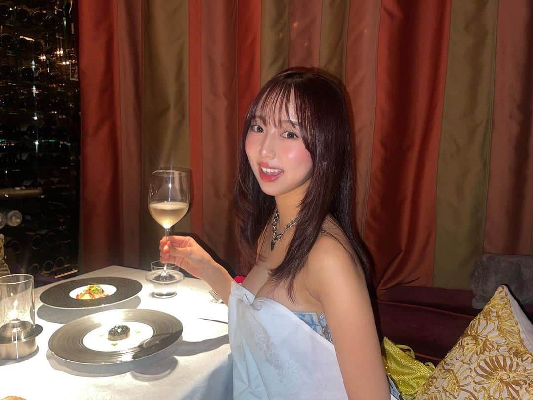 川谷花音のインスタグラム：「チーズとワインの組み合わせってズルい❤️  #大学生 #大学 #学生 #女子大生 #今日のコーデ #wine #winelover」