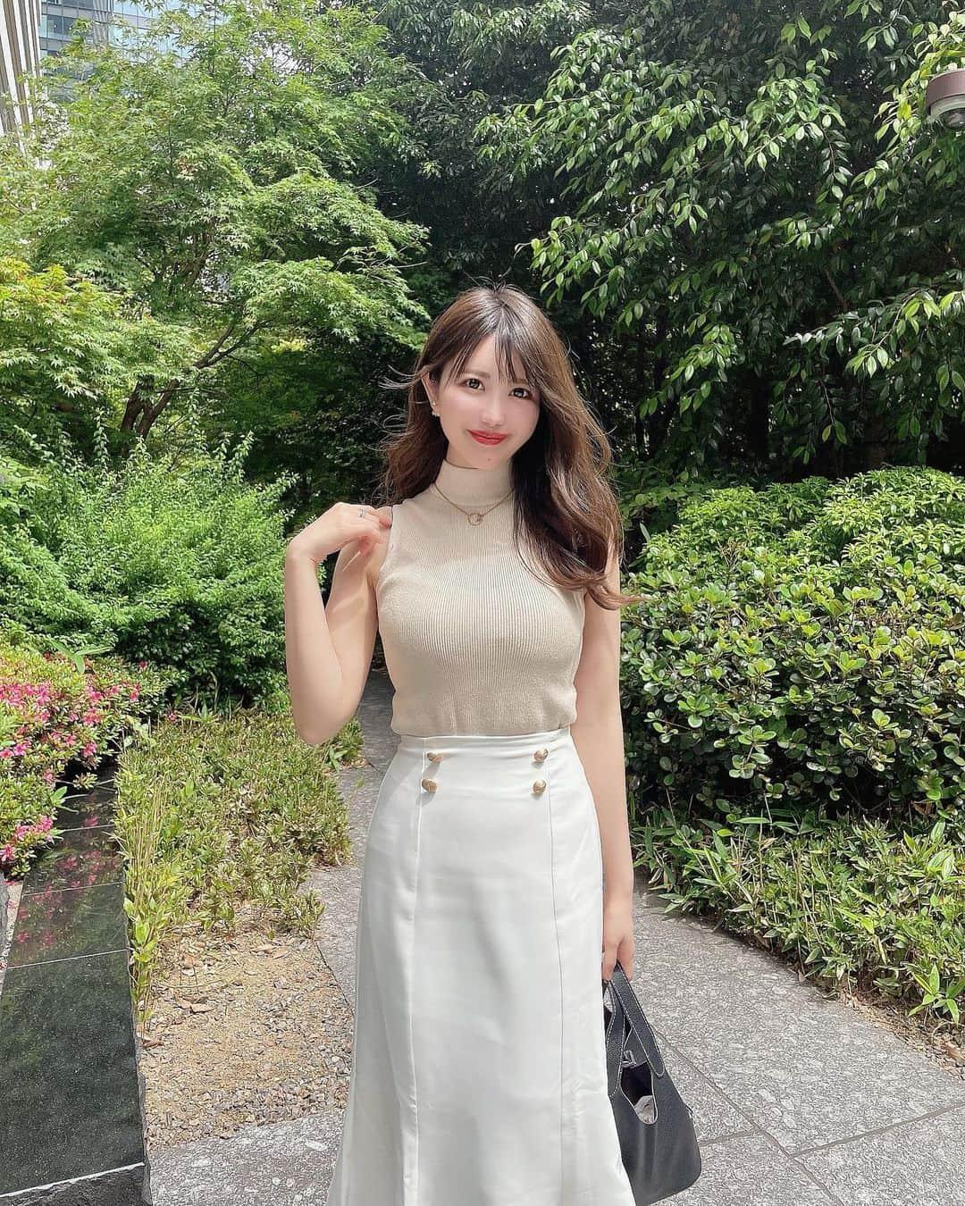 ayaさんのインスタグラム写真 - (ayaInstagram)「＼fashion👗／ ⁡ 最近は暑くなってきてそろそろ夏服で過ごせる 気候になってきたね🌻😌 ⁡ 先日のコーデ👒 @juliaboutique のマーメイドスカートは 伸縮性あってさらりと夏に着やすい素材🩵 ⁡ この形ほんとスタイル良く見えるからおすすめ◎🤭 ⁡ ほんで前髪ストレートあてて暗髪にしたら 周りから好評で嬉しい💇‍♀️  ✂️ @tuin_syuhei92  いつもありがとう♡  みんな季節の変わり目やし 体調くずさないようにしてね✨🫶🏻 ⁡ #juliaboutique #ジュリアブティック#コーデ#fashion#スカートコーデ #夏コーデ #30代コーデ #デートコーデ」5月27日 14時54分 - aya.v_v.ka