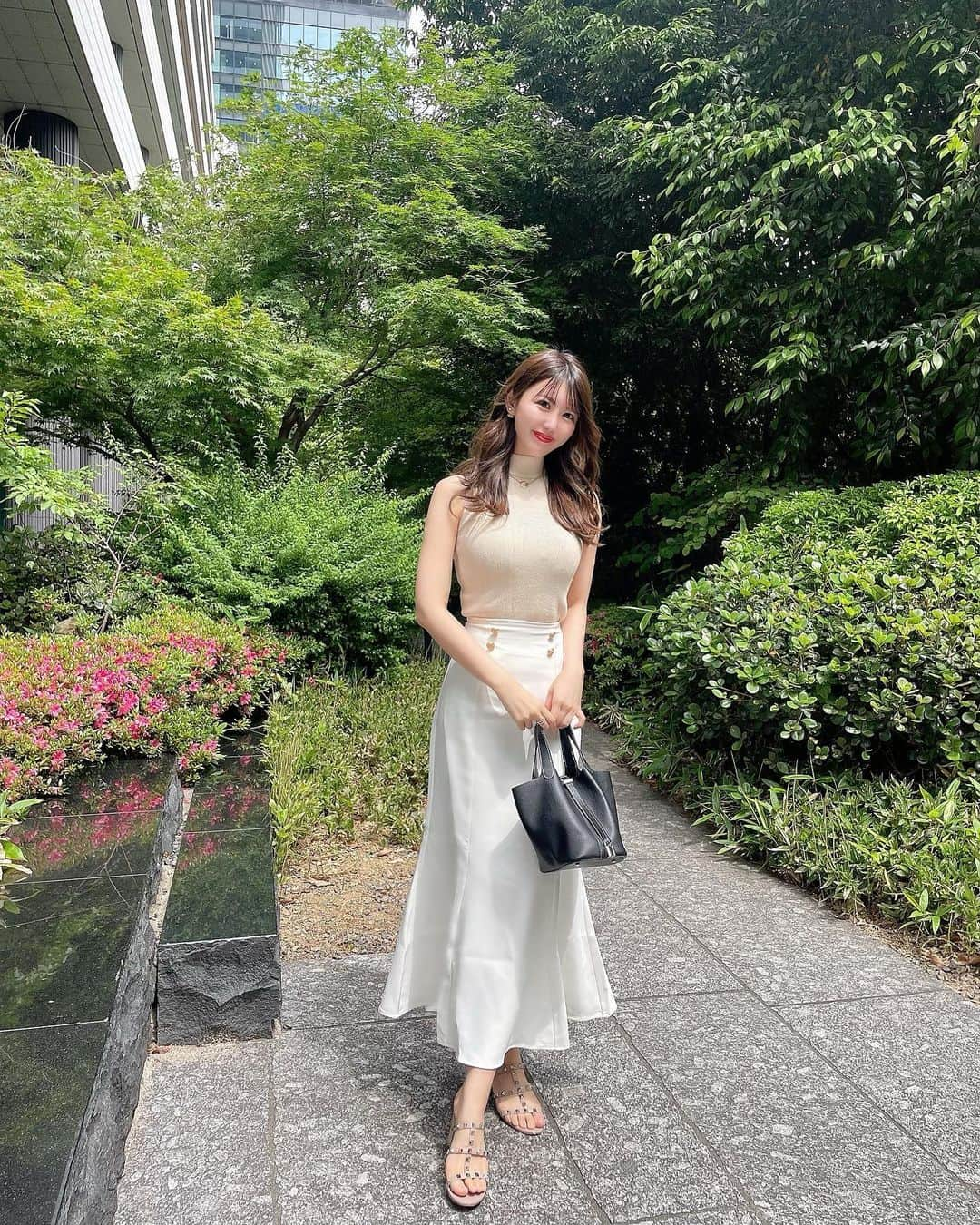 ayaさんのインスタグラム写真 - (ayaInstagram)「＼fashion👗／ ⁡ 最近は暑くなってきてそろそろ夏服で過ごせる 気候になってきたね🌻😌 ⁡ 先日のコーデ👒 @juliaboutique のマーメイドスカートは 伸縮性あってさらりと夏に着やすい素材🩵 ⁡ この形ほんとスタイル良く見えるからおすすめ◎🤭 ⁡ ほんで前髪ストレートあてて暗髪にしたら 周りから好評で嬉しい💇‍♀️  ✂️ @tuin_syuhei92  いつもありがとう♡  みんな季節の変わり目やし 体調くずさないようにしてね✨🫶🏻 ⁡ #juliaboutique #ジュリアブティック#コーデ#fashion#スカートコーデ #夏コーデ #30代コーデ #デートコーデ」5月27日 14時54分 - aya.v_v.ka