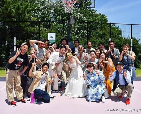 小林拓一郎のインスタグラム：「長文です _____________  先週末、グレパーで初のウェディングが開催されました！  たくさんの幸せな気持ちで満ちた1日でした。  今回はお二人のたっての願いで、豊橋の『garage』というとってもお洒落なガーデニングショップの方々がグレパーを彩ってくださいました。  店内で使っているエンジ色のフカフカのソファを上手く高砂の椅子として中心に置いて、周りをグリーンで装飾。  入り口すぐ横の場所でこの高砂を作ってくださったんですが、僕のマジの第一声、  「グレパーのポテンシャル、やべえ」  でした笑  『garage』さんの素晴らしい装飾センスが大大大前提のお話なんですが、こういうセンスが加わると、こんなポテンシャルが引き出されるんだ、と笑  バスケットゴールにも上手くグリーンを装飾してくださり、いつもとは全く雰囲気の違うグレパーの光景となりました。  式自体は、11時スタート。  人前式から始まり、これまたグレパーでの結婚式は必ずこれをやって欲しいと思っていた、  「誓いのフリースロー」があり、  また、お二人ともシーホースのブースターさんということで、2階からの「お菓子投げ」もやりました。  その後は、ゆるゆるとお食事&歓談タイム、  本来、お色直しする時間を司会の僕も忘れていて、そこで既に３０分押し笑  でもね、これもグレパーで開催する良さなのかもと思いました。  後ろを気にせず、とにかくのんびり過ごしてもらえるのが最大の利点なのかな、と。  僕自身、ポートランドで結婚式を挙げたんですが、まさにこのスタイルでした。  昼くらいから始まって、ずーっとゆるゆるとパーティーは続いて、最終的に現地のゲストの皆んなが帰ったのは、夕方６時くらいでした。  あの時感じた、本当に大好きな人たちに囲まれて過ごした時間の心地良さを改めて感じていました。  本当は2年前に開催する予定だった結婚式でしたが、コロナ禍で延期、延期、、  でも、昨日という日を振り返ると、それで良かったんだ、  この日のためにあの我慢の日々があったんだなって改めて思いました。  グレパー初のウェディングが昨日のお二人で本当に本当に良かったです。  マイコー、ケンちゃん、  本当におめでとう！！！！  #グレパー #グレープパークコート #grapeparkcourt  #バスケウェディング」