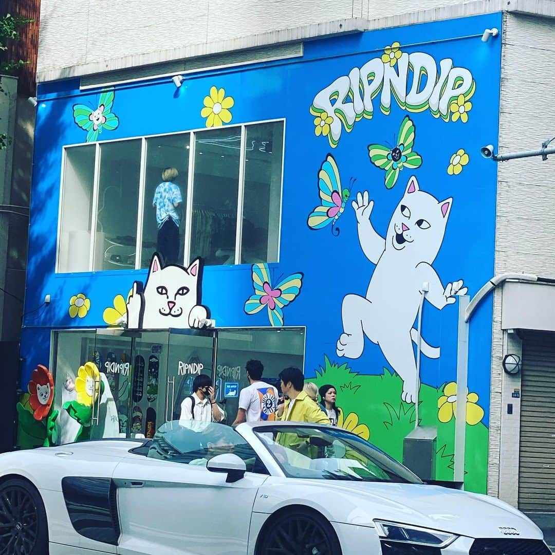 奥本健さんのインスタグラム写真 - (奥本健Instagram)「このネコちゃんのキャラクターのお店 原宿だったんだね  どんだけ街出てない^^;  watashiwa ima hAraJuku ni ill  #tokyo #harajuku  #天気良し #人たくさん #車の中で  #涼みながら冷し珈琲を嗜む」5月27日 14時59分 - ken_okumoto