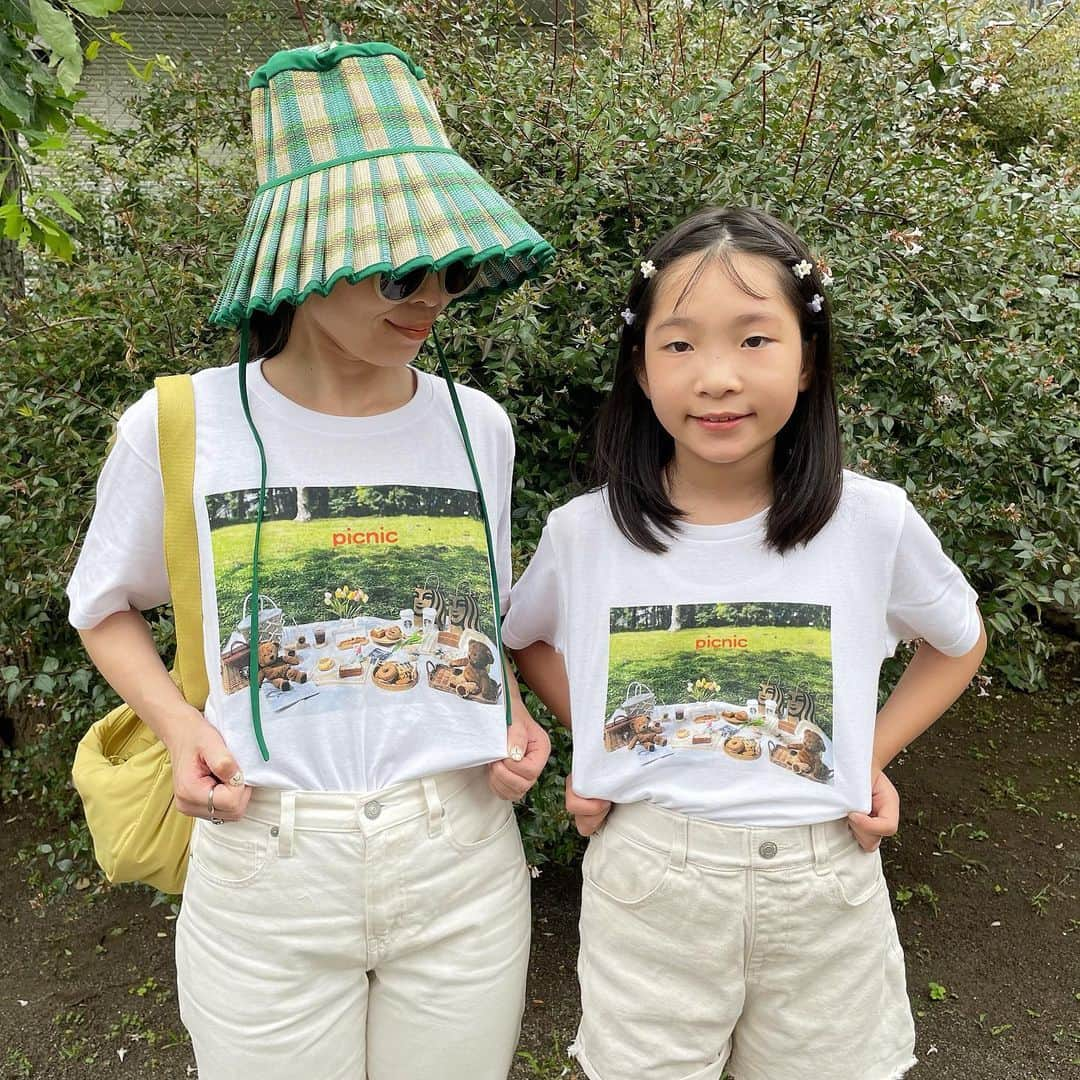 amigo.amigo.5205622さんのインスタグラム写真 - (amigo.amigo.5205622Instagram)「． ★#親子コーデ ★  娘と#おそろいtシャツ 💚 このtシャツ 世界で一つだけのTシャツ🌎  FUJIFILM Prints& Gifts  オリジナルTシャツ✨  @fujifilmjp_fujicolor @photo_club_share  思い出のある写真、お気に入りの写真、 子供の写真、ペットの写真、 などなど… 自分の好きな写真をそのままtシャツにできちゃうよ♪ やり方も簡単✨ tシャツにしたい写真さえ決まれば 後は入れたい文字など入れられるよ！  私は、以前#ピクニック した時の写真がお気に入りでこれなら普段も着れると思ってこの写真を選んで長女とおそろいにしたよ♪  私はMサイズ、娘は150サイズ着用❗️ 来月は#父の日 だから 子供達が書いた絵などを写真に撮って tシャツにしたら喜ばれそうだね♪   6月15日までの期間、@tshirt_outfit_official　にて、 アンバサダー募集‼️ 　一緒に盛り上げてくれる参加者を募集 してるよ♪　（50名募集します） 　詳しい内容は▶@tshirt_outfit_officia　をみてね‼︎  #フォトTシャツおしゃれコーデ企画 #プリントデイズ#親子リンクコーデ  #fujicolor#おそろい #オリジナルTシャツ #関西写真部SHARE  #写真と子どもともっと #写真と家族ともっと #おそろいコーデ #親子 #親子リンクコーデ#お揃いコーデ   #親子リンクコーデ愛好家 #お揃い #お揃いtシャツ #お揃いコーディネート  #お揃いの服 #アンバサダー募集  #hugmug#ハグマグ  #父の日プレゼント #父の日ギフト  #父の日サプライズ」5月27日 15時09分 - amigo.amigo.5205622