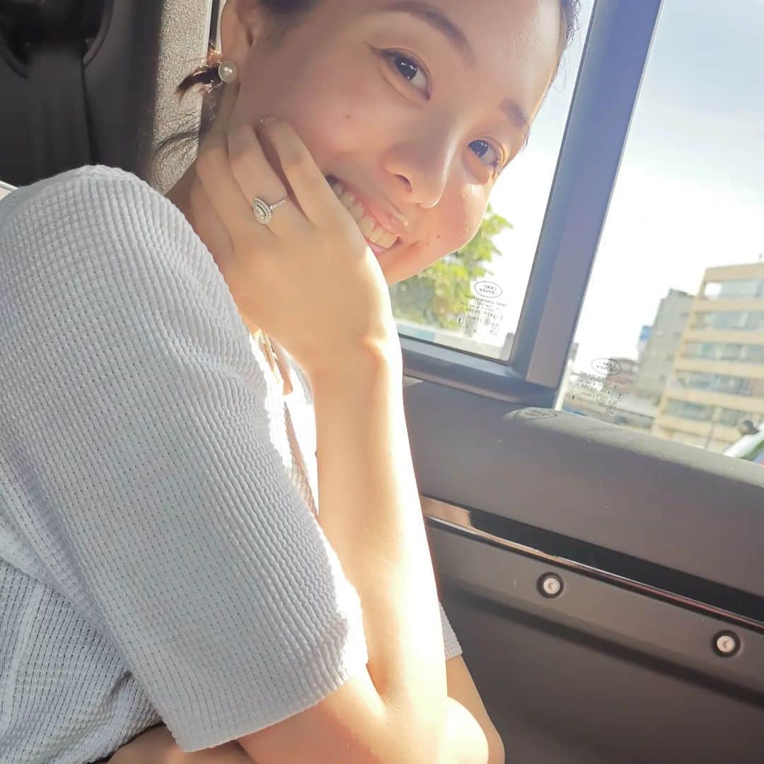 ayaka8880のインスタグラム：「. . 娘カメラマン📸 . . 眉以外ノーメークに白T、にゴロッとダイヤモンドリングをつけてみたくて。 . 気分によって、しずくの先端を下や上にして楽しんでいます💍✨ . 娘とお互いの指輪を見せ合って、こんな幸せなことはない💯 .」
