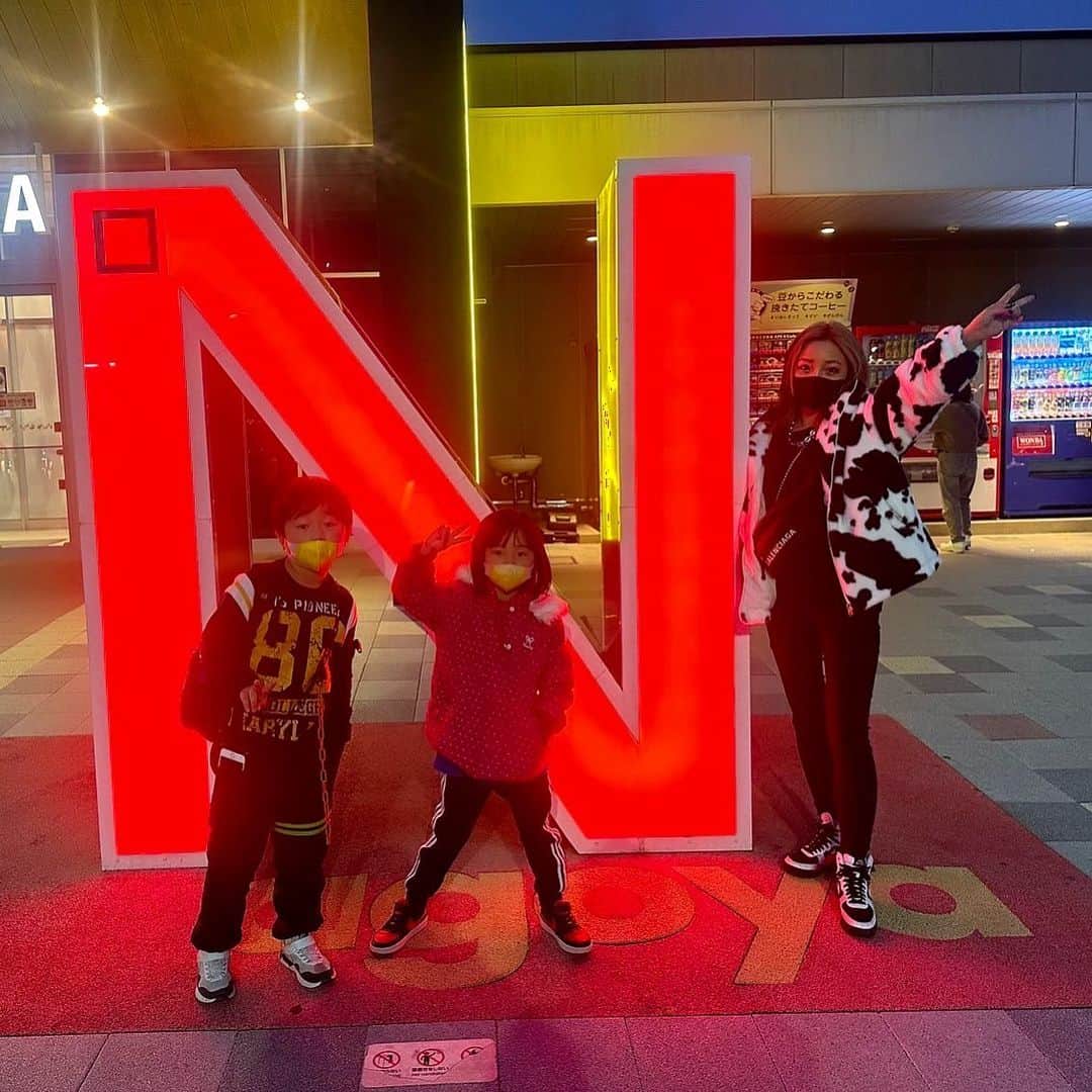 MII MAMAのインスタグラム：「. . . 時差です⏰🤞🏾 ------------------------------------------ 🔎White Style mi mama 良かったらチャンネル登録お願いします🙇🏽‍♀️ #YouTube#ユーチューバー#主婦ユーチューバー#MIIMAMA#チャンネル登録お願いします#2児ママ#年子ママ#ギャルママ#ぎゃるまま#アラサーママ#アラサー#30代#30代ママ#ホワイトインテリア#モノトーンインテリア#シンプルな暮らし#収納#ホワイト収納#イチナナ#イチナナライバー#専属ライバー#主婦ライバー#17LIVE#主婦YouTuber#ママYouTuber#ママライバー#幼稚園ママ#小学生ママ」