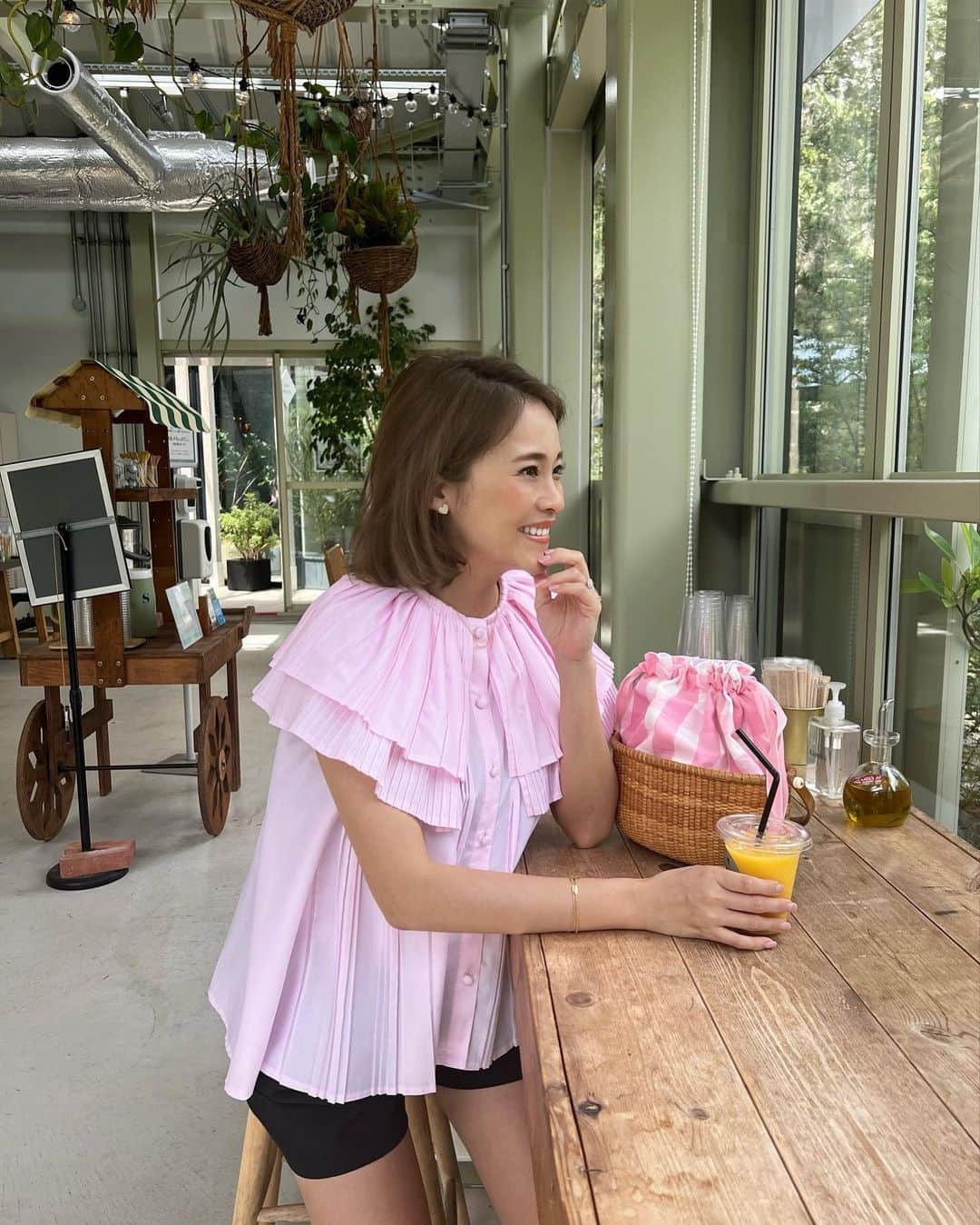 Risako Yamamotoさんのインスタグラム写真 - (Risako YamamotoInstagram)「pink day💞😘🥤  ナンタケットバスケットの内袋、今年はピンクのギンガムチェックにしました🤍  気が早いけど、お宮参りにもナンタケットバスケットを持ちたくて内袋悩み中😌💭 祖母の着物を内袋にリメイクして持ちたいねとおねえこと話しています🫶🏽  #ootd #fashion #coordinate #マタニティコーデ #maternityfashion #ナンタケットバスケット #nantucketbasket」5月27日 15時13分 - risako_yamamoto