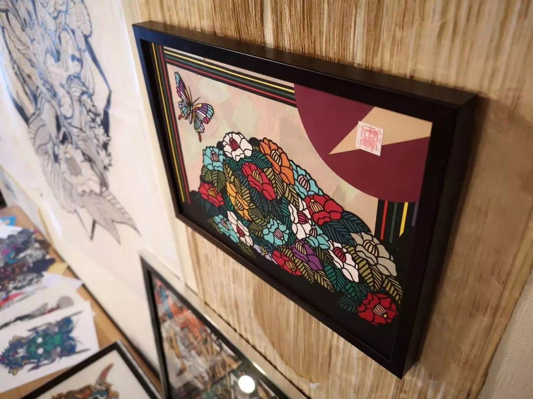 青木文明さんのインスタグラム写真 - (青木文明Instagram)「If foreigners saw this work, would they think it was "Japanese-ish"?  외국인이 이 작품을 보면 「일본인의 작품이다」라고 생각할까요?  海外の方々がこの作品を見たら「日本っぽい」と思うのでしょうか？ ««««««««««««««««««««««««««««««««««««««««««««« Hello  It is an introduction of art works using Japanese paper.  In Japan, it is a technique called "Kiri-e".  I specialize in works that mix Japanese patterns and animals.  On Instagram, I mainly post the finished work and the work process until completion. I post a lot, so please take a look.  «««««««««««««««««««««««««««««««««««««««««««««  ► #paper  ► #art ► #japan ► #kagoshima ► #japanart ► #japantrip  ««««««««««««««««««««««««««««««««««««««««««««« ► #artgallery ► #arts ► #artlovers ► #artworks ► #artcommunity ► #artgram ► #artistoninstagram ««««««««««««««««««««««««««««««««««««««««««««« ► #illustrations ► #cute ► #anime ► #watercolor ► #fanart ► #cuteart ► #manga ► #handmade  ► #museum  ► #artcollector  ► #design   «««««««««««««««««««««««««««««««««««««««««««« ► #アート好きな人と繋がりたい ► #アート好きな人に知られたい  ► #Atelier武蒼 ► #青木文明 ► #切り絵 ««««««««««««««««««««««««««««««««««««««««««««  作品の御依頼、その他のお仕事のお問い合わせは ・Instagram DM(ダイレクトメール) ・LINE (ID : fuumiiiaki) よりお問い合わせください。  【鹿児島県】 出張講座は１日体験から定期講座まで！ 回数を決めて１つの作品を仕上げていく回数講座も対応いたします！(3回/5回/7回/10回) 5名様から鹿児島県内のみ対応。 お気軽にお問い合わせください。  【全国】 作品を展示していただける場所があればご連絡下さい。全国何処へでも喜んで作品をお送りいたします。お気軽にお問い合わせ下さい(個人宅不可)」5月27日 15時14分 - musou23