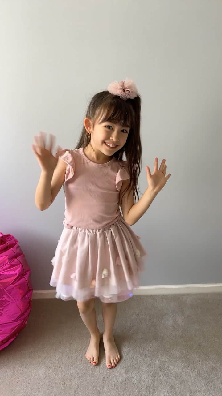 のインスタグラム：「踊ってみたよ🤍🤍🤍  #踊ってみました #子役 #モデル #アレン明亜莉クレア #7歳 #tocatoca #idol #アイドルになりたい #アイドル」