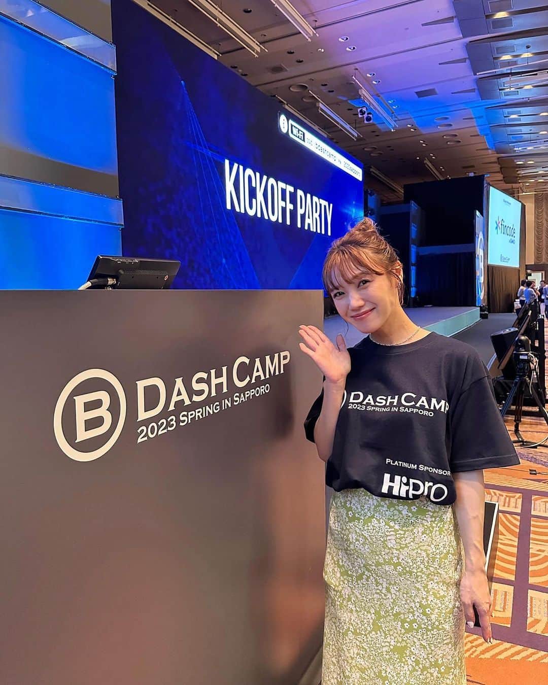 黒田りさのインスタグラム：「🎤 今年もB DASH CAMP 2023 札幌で司会をさせて頂きました！各セッションや、ピッチファイナル、表彰式の司会など大役を任せていただきドキドキでしたが、無事3日間終えることができました！スタッフの皆さんのおかげ！ありがとうございました☺️  GOの三浦さんや明石ガクトさんともお話しできて、三浦さんの著書「言語化力」を読みはじめた！すごく勉強になる！  ピッチを聞いていると、生きていく中でもっとこうしたら便利になるかな、面白くなるかなという視点で世界をみて、すぐに実行、言葉にして、仲間を集め行動していく方々ばかりで、刺激になります！  私も頭で考えるだけで終わるのではなく、行動に移せるかっこいい大人になりたいなと思いました💪✨  言葉にして、行動したもん勝ちだね✨  まずは"自分がどうなりたいか、何をしたいのか"具体的に言葉にする！一緒にやってみよー😆✌️✨  三浦さん曰く【言葉にできれば人生は変わる】だって！わたしも共感です☺️✨  最終日はホテルから外に出て北海道グルメもたのしめました🍓 こっちゃんにも久しぶりに会えて、飲んで食べて〆パフェまで行ってきた🥺幸 久しぶりでお互いネタのような実話のオンパレード、笑ったな😂✨  やる気も出た！ 得るものがあった3日間でした🌼  飛行機で本の続き読もう〜📚✨  #司会#北海道#札幌#福岡#言語化力」