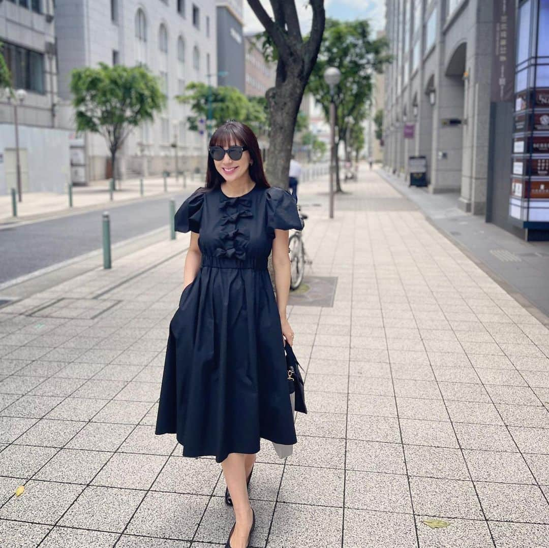 小川ひとみさんのインスタグラム写真 - (小川ひとみInstagram)「娘達を連れてお出かけする時は 朝からまるで旅行の準備をするかのよう🤭 忘れ物がないか何度も確認して 何よりもご機嫌なタイミングで 車に2人とも乗せるのが至難の業👧👧 ぐっすりすやすやと眠ってくれる時間に…💓💓  Obsessed with 🎀 "Front Ribbon Dress" (6/2 Fri 20:00〜入荷予定) フロントリボンが立体的で スナップボタンの前開きのデザイン 長時間のお出かけも授乳が出来たので 助かりました💓 お色はWhite/Black/Red お問い合わせも大変多く嬉しいです💚 @jnhearts  #jnhearts #bugaboo #mamalife」5月27日 15時21分 - hitomy220