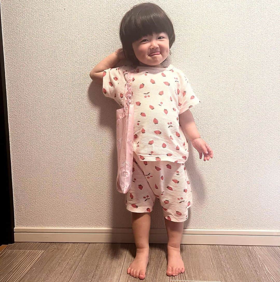 滝川りおのインスタグラム：「パジャマだけど しっかりポージング👧🏻笑  #1歳女の子 #年子」