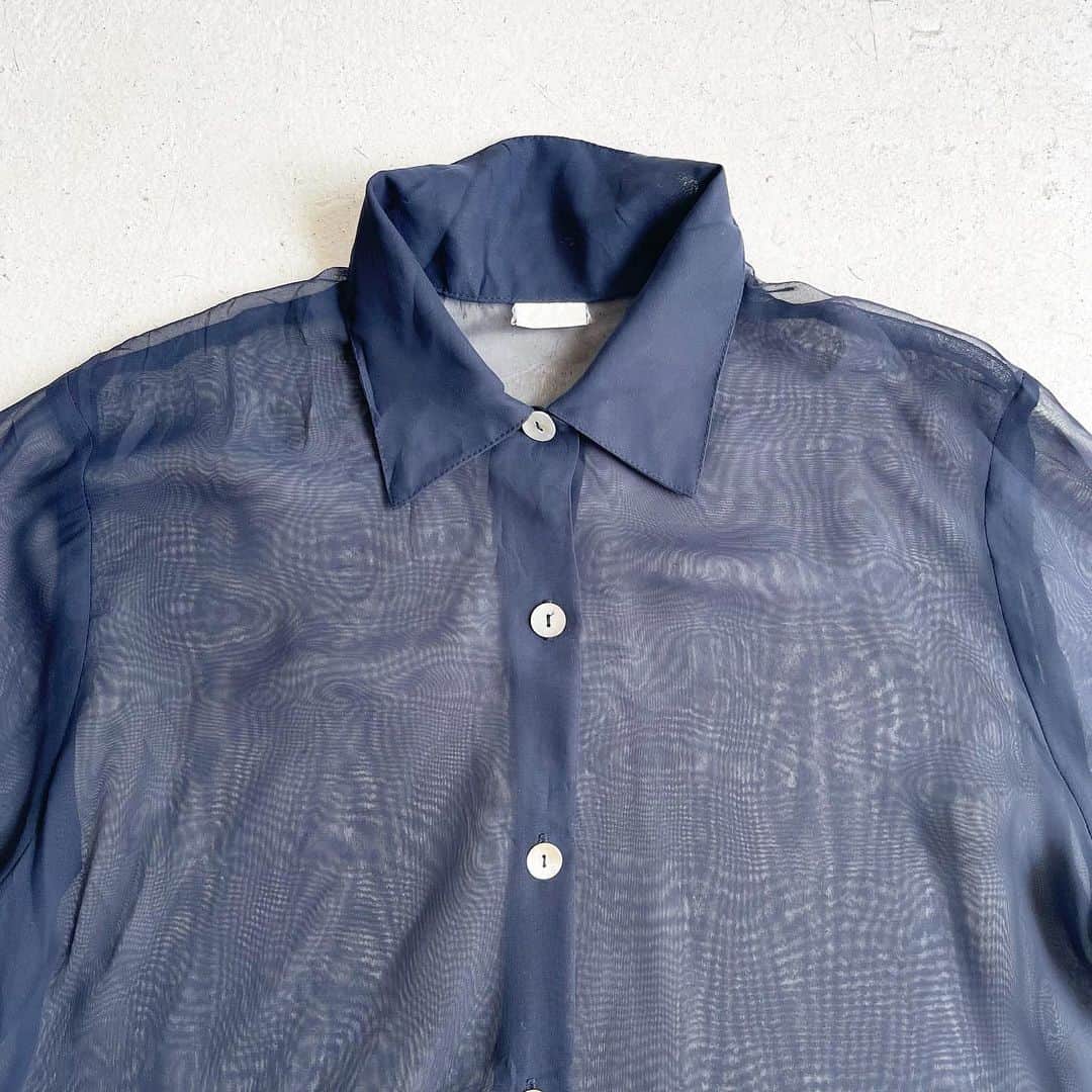 DROP...vintage select shopさんのインスタグラム写真 - (DROP...vintage select shopInstagram)「Vintage Navy See-through shirt Fabric by French  シャツタイプだし、サイズもあるしでメンズでもいけるヤツです🙆‍♂️  シェルボタンなのも⭕️  ちゃんと良い透け感のやつ選んでます。」5月27日 15時22分 - tokyo_drop