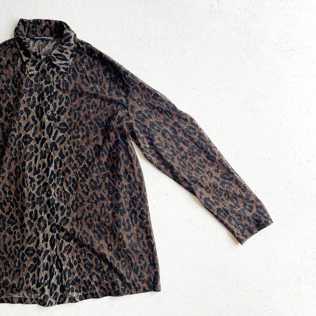 DROP...vintage select shopさんのインスタグラム写真 - (DROP...vintage select shopInstagram)「Vintage Leopard See-through shirt  シャツタイプだし、サイズもあるしでメンズでもいけるヤツです🙆‍♂️  シェルボタンなのも⭕️  ちゃんと良い透け感のやつ選んでます。」5月27日 15時24分 - tokyo_drop