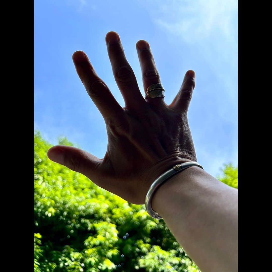 木村拓哉さんのインスタグラム写真 - (木村拓哉Instagram)「⁡ ⁡ ⁡ 「今日も気持ち良く晴れましたね 空に向かって掲げた手。 良く ...