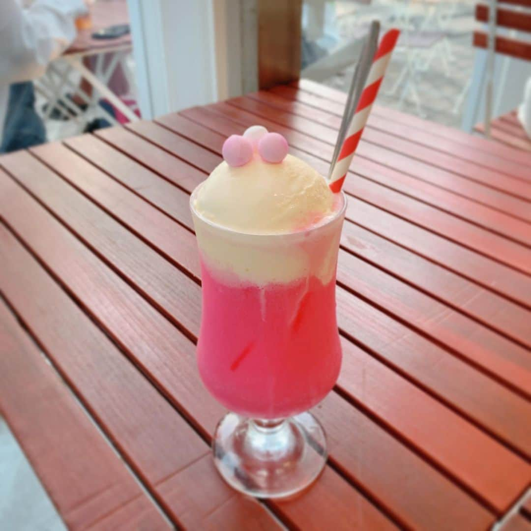 瀬乃ひなたさんのインスタグラム写真 - (瀬乃ひなたInstagram)「天王洲アイル【WHAT CAFE】 . . WHAT CAFE ×ウェス・アンダーソンすぎる風景展 のコラボMENU🍹 . . 何色にするか迷ったけどピンクにした🩷 (ストロベリー味) . . . 天王洲アイルはオシャカフェ☕️ 結構あった✧*｡٩(ˊᗜˋ*)و✧*｡  . . . . #カフェ　#cafe #かふぇすたぐらむ #天王洲アイルカフェ  #天王洲アイル　#かふぇ　#品川カフェ　#品川cafe #クリームソーダ　#たべすたぐらむ #ワイのグルメ記録 #WHATCAFE #ウェスアンダーソンすぎる風景展 #ウェスアンダーソン」5月27日 15時36分 - hinapiyosanchi