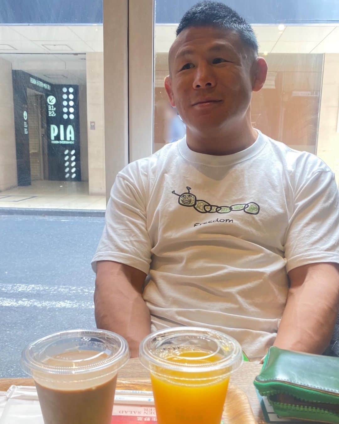 のインスタグラム：「もう成虫で鳴いてる状態なのか？？ 未だ土の中で過ごしているのか？？ どちらにせよ、時間には限りがある。 誰にも等しく時間には限りがある。 永遠は無いけれども、永遠があるかのように、永遠が無いからこそ、おもいっきり生きて行く！！！ #蝉 #蝉の一生 #朝活 #フレッシュネスバーガー #フレッシュネスバーガー横浜西口 #ハンバーガーは食べてない」