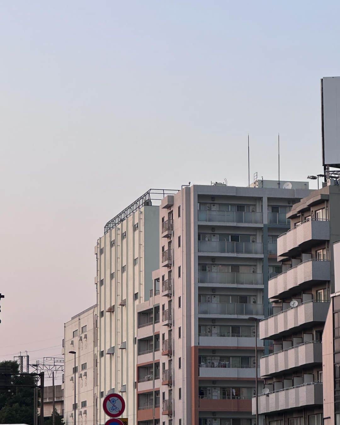 堂村璃羽のインスタグラム：「この空の時間いいよね  最近の夜は夏の匂いが微かにし始めてて 何か少し切なく感じる」