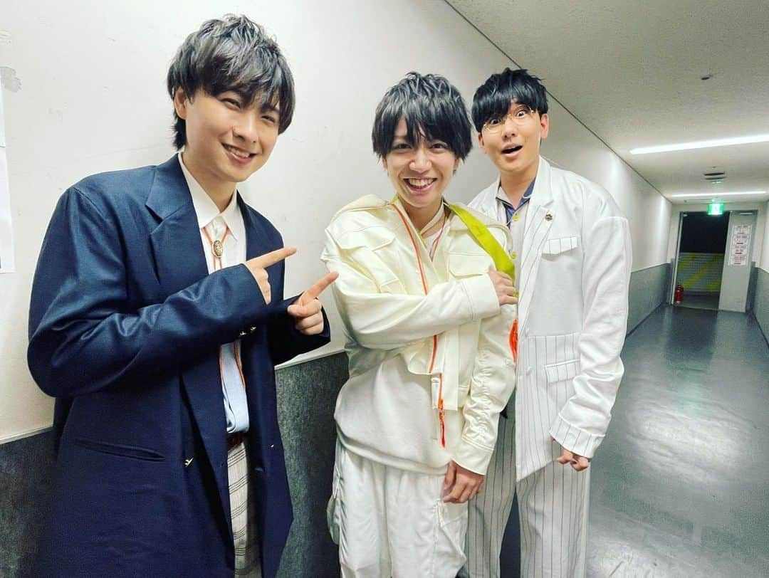 千葉翔也さんのインスタグラム写真 - (千葉翔也Instagram)「Paradox Live Dope Show 2023 in幕張メッセ 満員御礼ありがとうございました！  1週間経っても頭から全員曲Rap guerrillaが離れません まだアーカイブで観られるのでぜひ！  他の人の写真にもたくさん映り込んでます  次はイツキ役の北村諒さんも一緒に出たいですね LINEではエールを送り合ってました プレゼントも身につけて行ったし気持ちは1つ。  キャスト全員熱いバイブスで良い1日でした🔥  ロクタらしい歌声と動きが見せられたら良いなと思ってます🍗 #パラライ #天月 #住谷哲栄 #小林千晃 #古川慎 #中島ヨシキ #矢野奨吾 #寺島惇太 #花江夏樹」5月27日 15時42分 - shoya_chiba_official