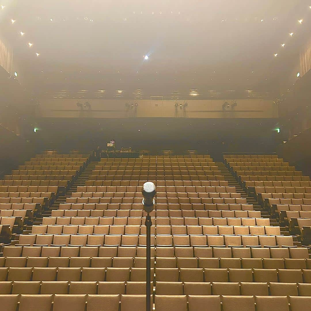 布施明のインスタグラム：「【COZY Theater 最終公演‼️】 本日は新潟公演、COZY Theater2023 最終公演、もうすぐ開場です‼️  本日の布施目線、そして新緑まぶしい新潟の街路樹のような照明をちらりと・・・お楽しみください🌹🎤  次の公演は、真夏のジャズ「SOMETHING JAZZY」でお会いしましょう✨✨✨  #布施明 #布施明新時代  #ついて来るなら」