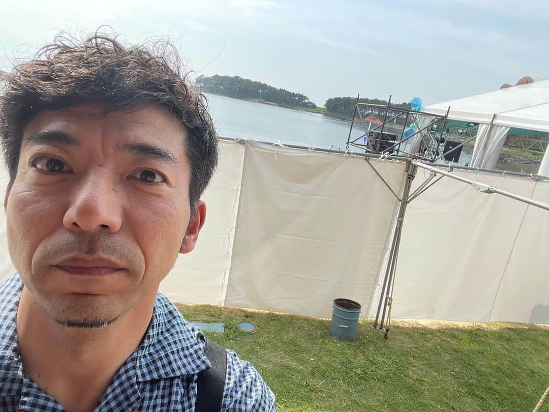 森慎太郎のインスタグラム：「KaratsuSeasideCamp2023、本番前にステージをこっそり隠し撮り。 興奮します。本番、まもなくです #KARATSUseasideCamp2023」
