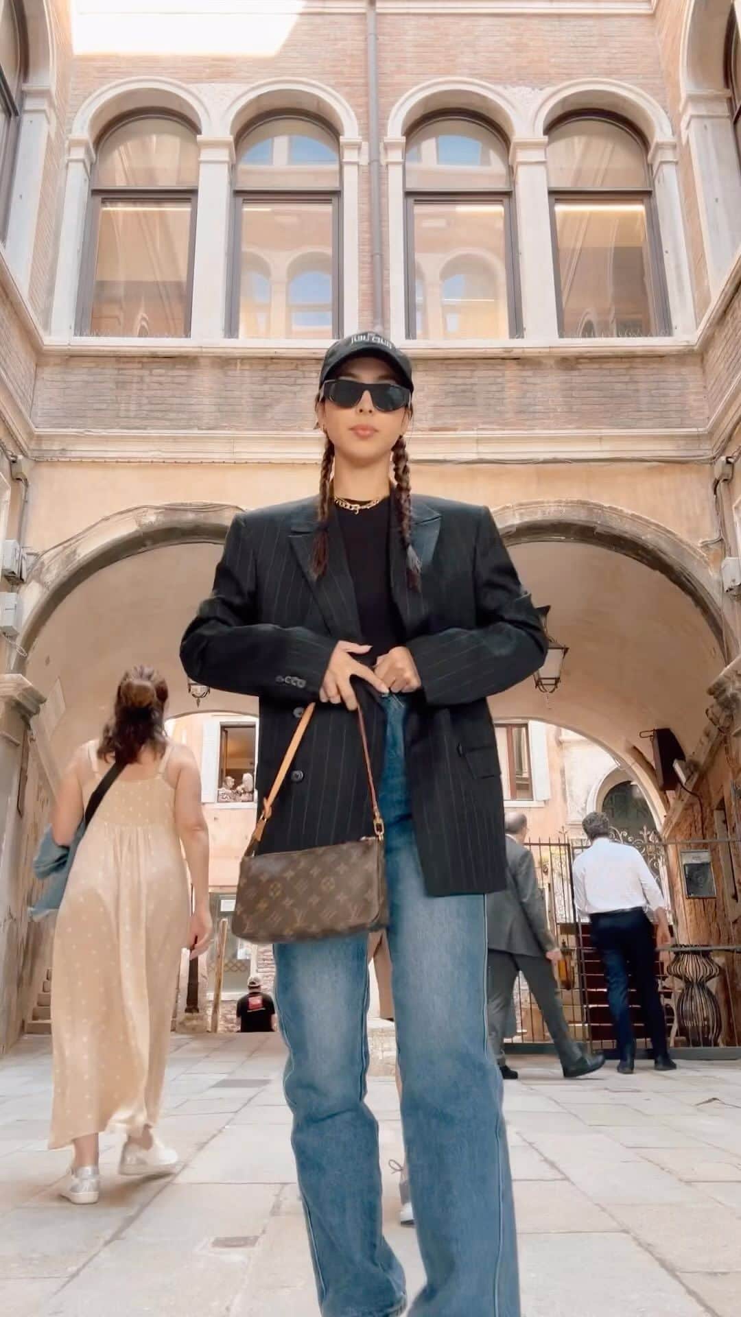 ジュリア バレットのインスタグラム：「Getting lost, and discovering new places on my own… Oh Venice, I’m already looking forward to be back 🤍  New eyewear and cap available at @thejujuclub.co 🫶🏼」
