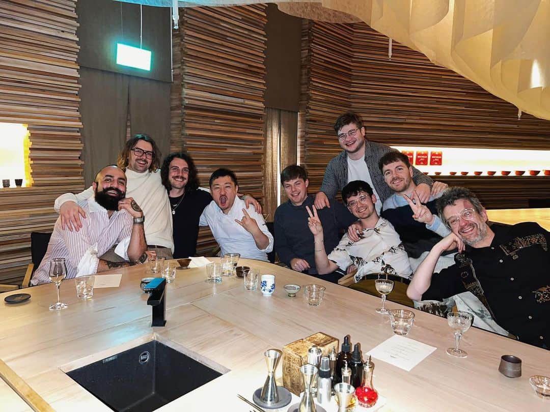 エイサ・バターフィールドのインスタグラム：「Endo-san and the boys for my birthday dinner last month, still dreaming about the udon 😪」