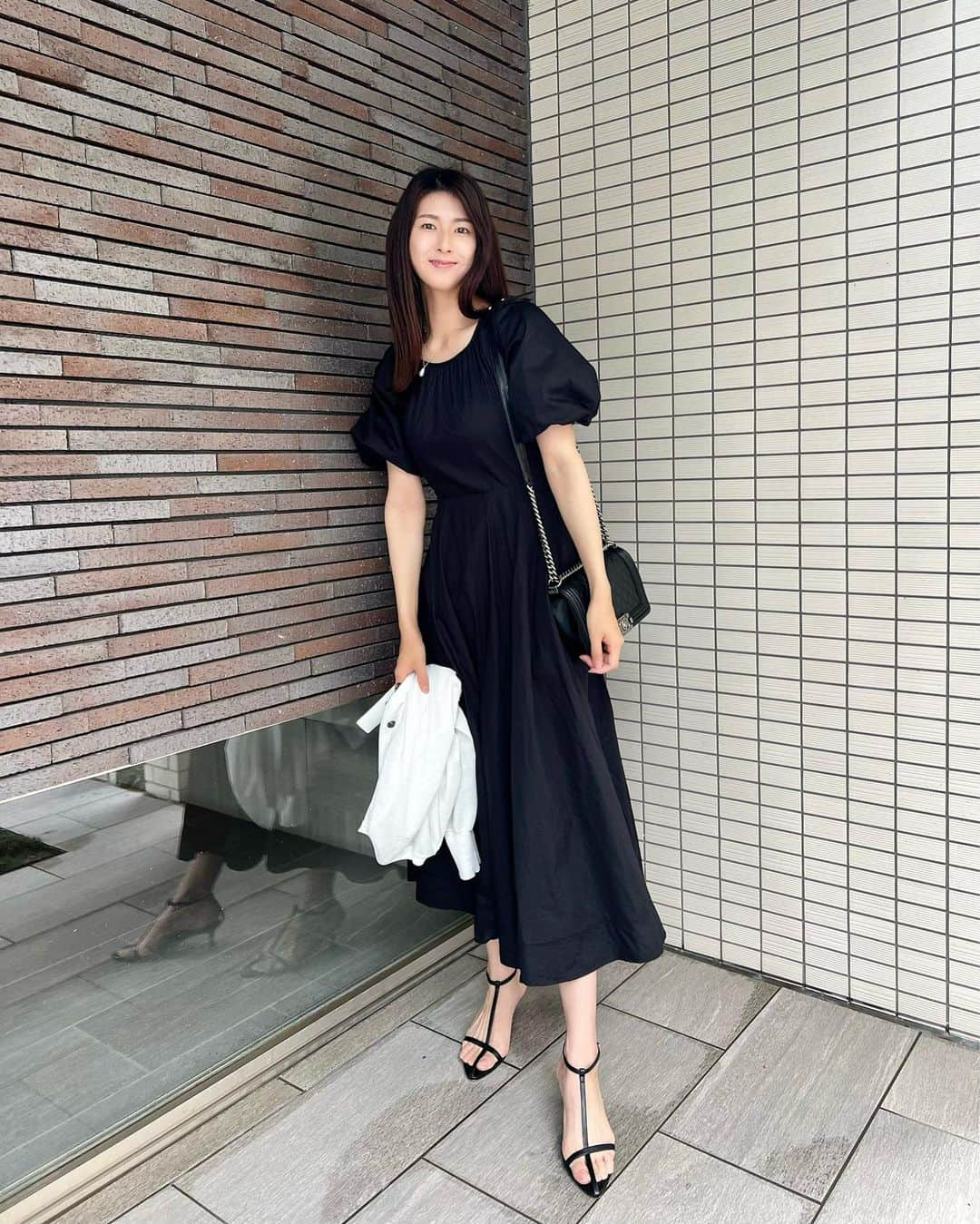 井上麻衣さんのインスタグラム写真 - (井上麻衣Instagram)「black♥︎ × white♡  👗 @akte_official  長身向けの服が多いブランドだから 嬉しい☺️✨✨ こちらもバックスタイルが可愛いワンピ。 インナーはショート丈のキャミ着てます🙌  . . . . #fashion#mama#ootd  #akte#アクテ#ワンピースコーデ  #ママコーデ#長身コーデ #シンプルコーデ  #きれいめコーデ#ブラックコーデ#30代コーデ #30代ファッション  #三児ママ#三児の母 #関西ママ」5月27日 15時58分 - mai_inoue