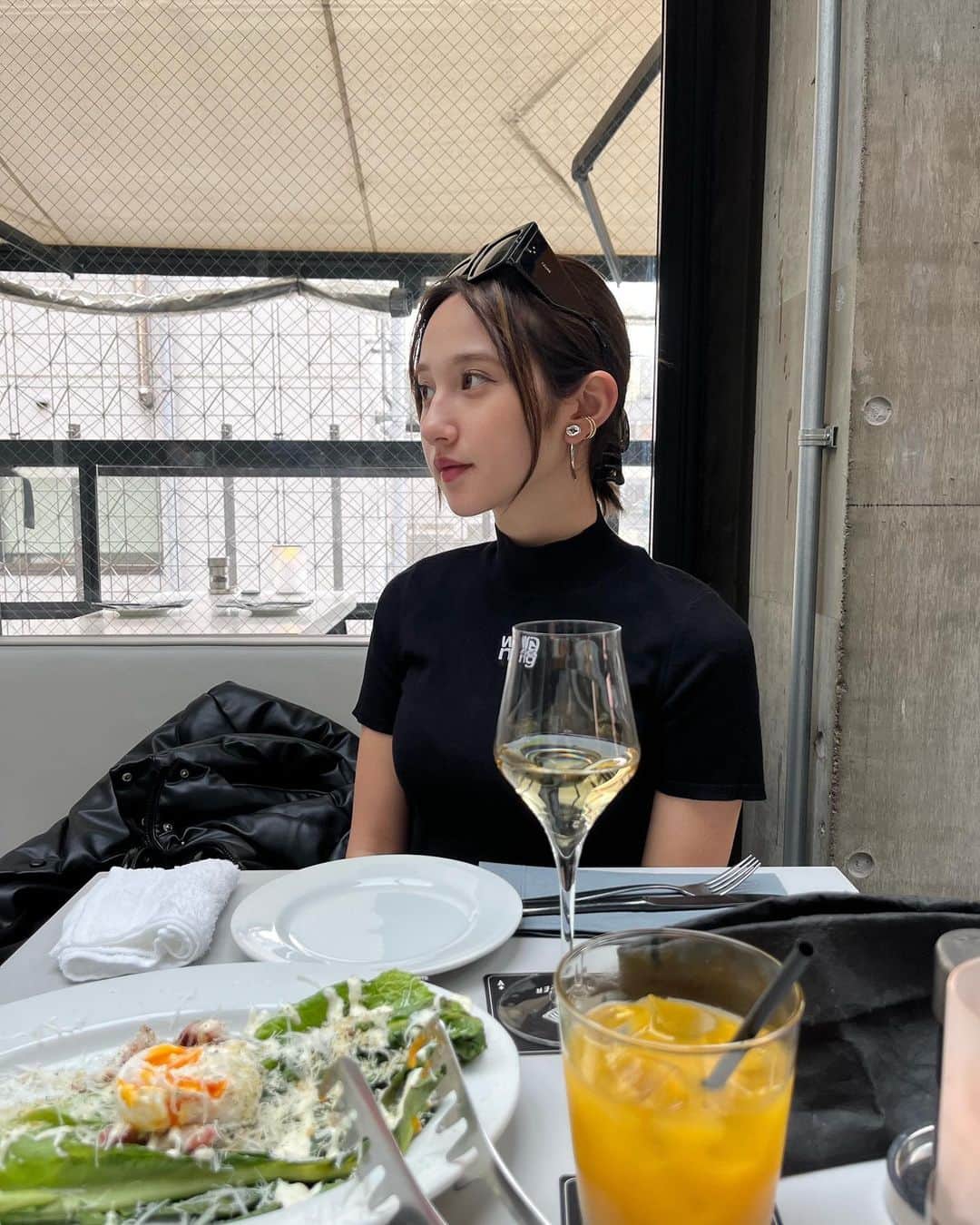 のインスタグラム：「お肌のカーボキシーの施術してからお肌の調子いいかんじ🤍 ニキビ跡もうすくなったし、肌のトーンも上がったの🥺 お肌だけじゃなくて、肩こり相談したらマッサージもみっちりやっていただけてすごく嬉しかった:)  下北沢にお店あるからたまごちゃんの肌になりたい方はぜひ☺︎  ちなみに3日目のお写真終わった後のすぐのお写真！無加工ノーメイクでこんなにとぅるとぅる」