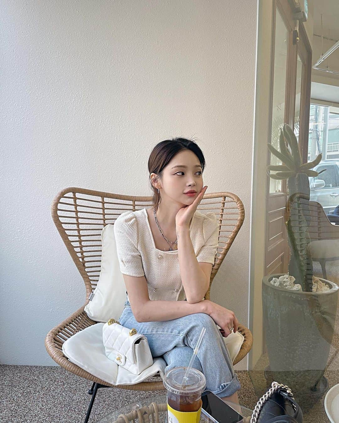 Yoonbitnaのインスタグラム：「요즘 머리 기르는 데.. 거지존이라 맨날 묶음 😭지금 얼태기 미치겠다.」
