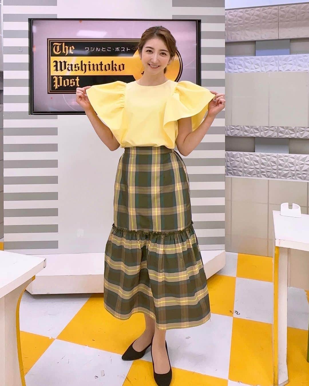 坂本麻子のインスタグラム：「. 昨日の衣装は 👗 @nostalgia_jp  さんに お借りしました💛 袖がふわっとしてるのでお顔が小さく見える🫧 #nostalgia #衣装#BSよしもと」