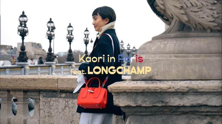 渡邉香織のインスタグラム：「ロンシャン ラ メゾン表参道・銀座(@longchamp)の特別ウィンドウを描かせていただきました。(コラボ商品の販売ではございませんのでご注意ください)  2023年秋冬コレクション「AT THE RACES」のローンチを記念し最新コレクションを纏った現代のパリジェンヌの世界感を表現しました。 @ellejapan では描き下ろしたLOOKと世界観に合わせて素敵な動画と、誌面ではアトリエ見学の様子が掲載されています。店舗ではスティッカー（非売品）のプレゼントもあるのでぜひ:)  その他展開店舗：大丸札幌店、ジェイアール名古屋タカシマヤ、大阪髙島屋、岩田屋本店 #Longchamp #LongchampFW23 #ロンシャン」