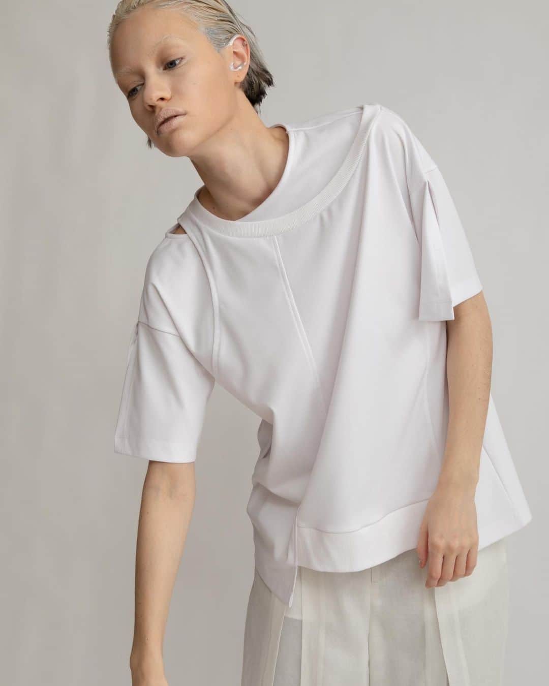 のインスタグラム：「【2023 HIGH SUMMER COLLECTION】  LAYERED ASYMMETRY T-SHIRT COLOR WHITE SIZE 0 ¥13,200  さらりとしていて、透けにくいコットンスムース素材を使用したデザインTシャツ。 2枚重ねてずらした様なアシンメトリーデザインが特徴的で、１枚で様になるので汗ばむ季節にもぴったりのアイテム。 袖口はスリットが入っており、熱をこもらせにくく、動きのあるデザインに。  ✔️AULA AILA OFFICIAL WEB STOREにて HIGH SUMMER COLLECTIONアイテム展開中！」