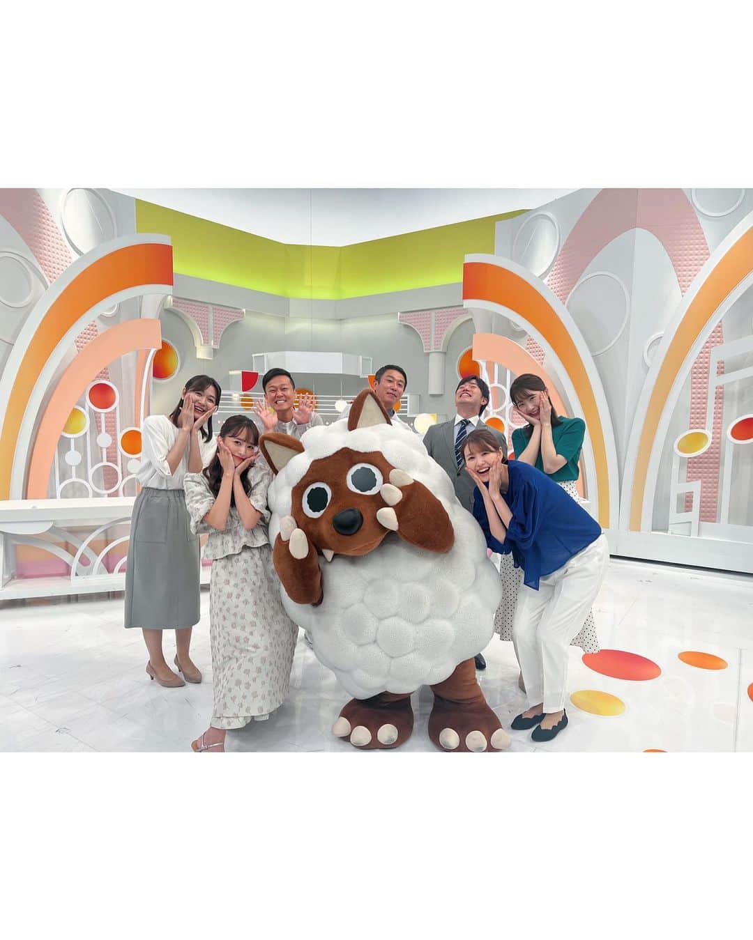 近藤千尋さんのインスタグラム写真 - (近藤千尋Instagram)「昨日のラヴィット🐰と アップ📺の衣装です🩷☺️ 昨日のラヴィットではゲームにみんなで勝利したのでラッピーマスコットGET🫶🏻 可愛くて速攻カバンにつけました🥹  アップ！も皆さんで 和気藹々楽しかったです💗😘  ラヴィット🐰  one-piece @maisonspecial_women tops @sahara_japon pierce @abiste_official shoes @randa_pic  アップ⤴️  one-piece @dear_sisterhood pierce @bananarepublic_jp」5月27日 16時22分 - chipichan.1215