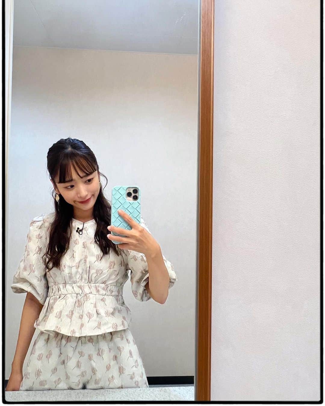 近藤千尋さんのインスタグラム写真 - (近藤千尋Instagram)「昨日のラヴィット🐰と アップ📺の衣装です🩷☺️ 昨日のラヴィットではゲームにみんなで勝利したのでラッピーマスコットGET🫶🏻 可愛くて速攻カバンにつけました🥹  アップ！も皆さんで 和気藹々楽しかったです💗😘  ラヴィット🐰  one-piece @maisonspecial_women tops @sahara_japon pierce @abiste_official shoes @randa_pic  アップ⤴️  one-piece @dear_sisterhood pierce @bananarepublic_jp」5月27日 16時22分 - chipichan.1215